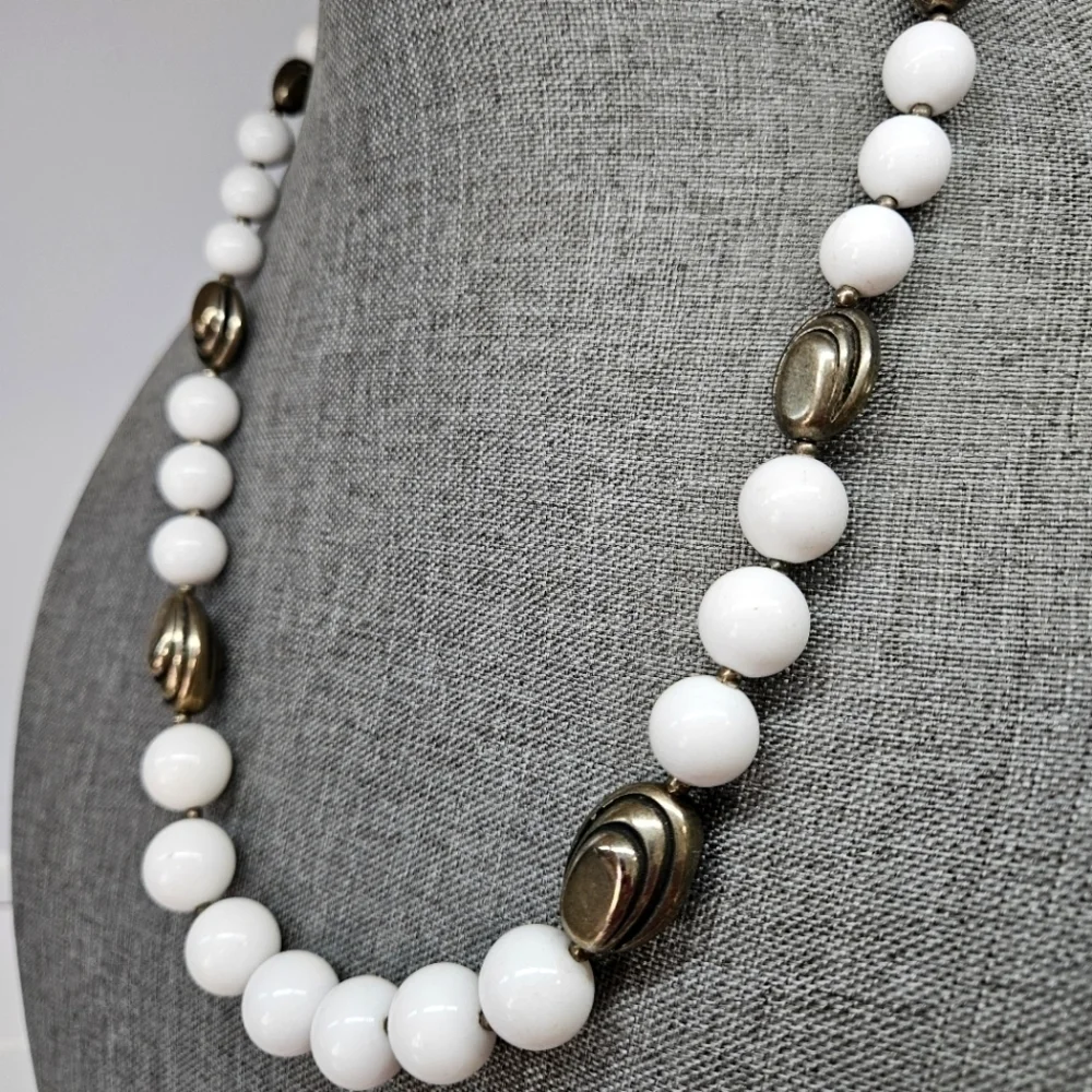 VINTAGE White Single Strand Plastic Beaded Bead Necklace Made in Korea